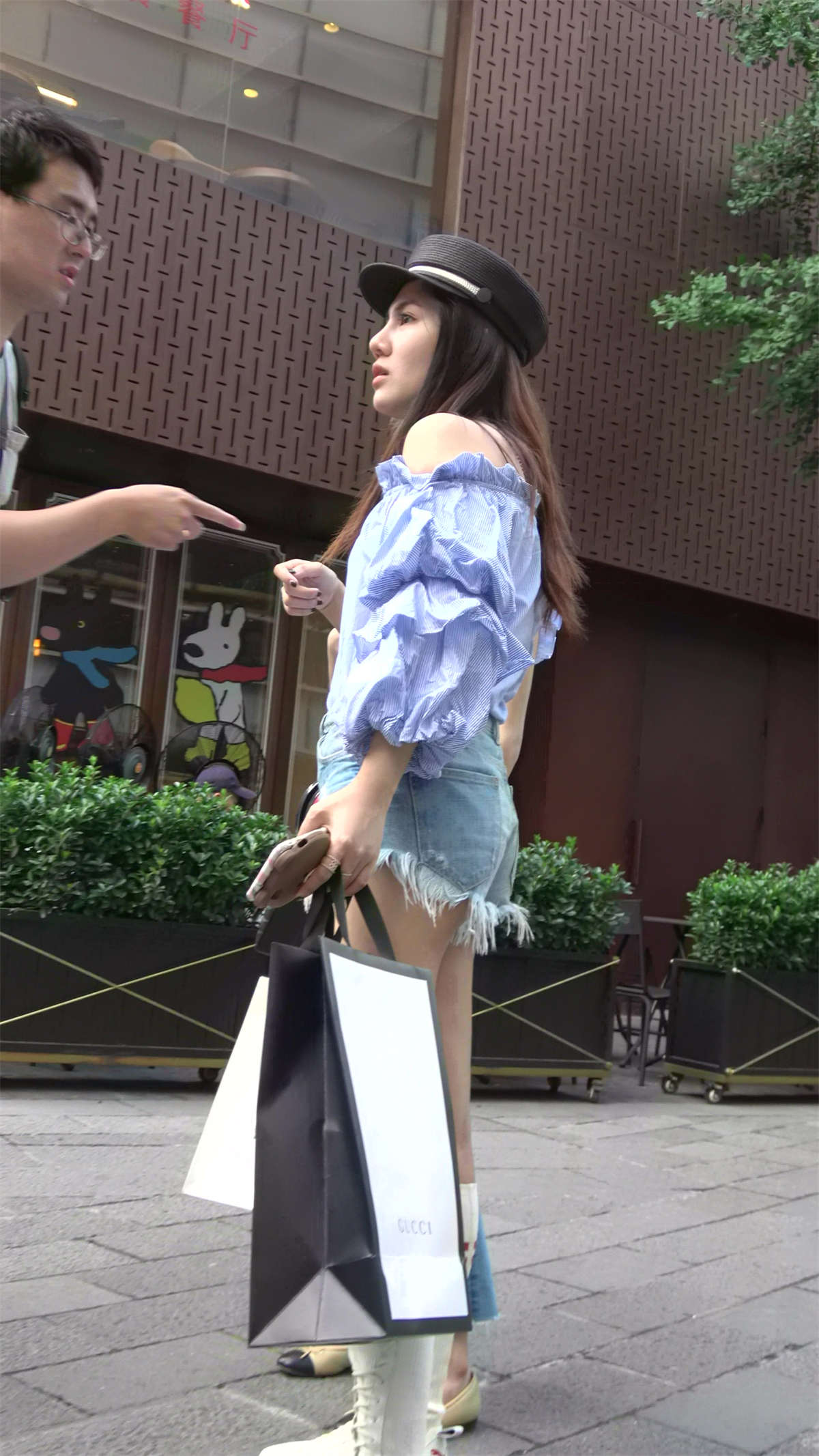 时尚靓丽超短牛仔热裤黑帽女神姐姐-日更街拍
