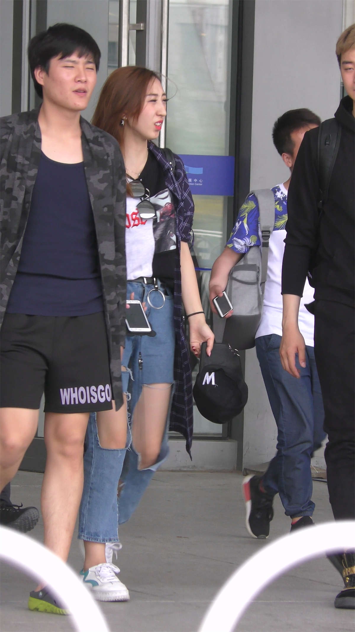 图片[2]-黑色紧身牛仔裤美女-日更街拍