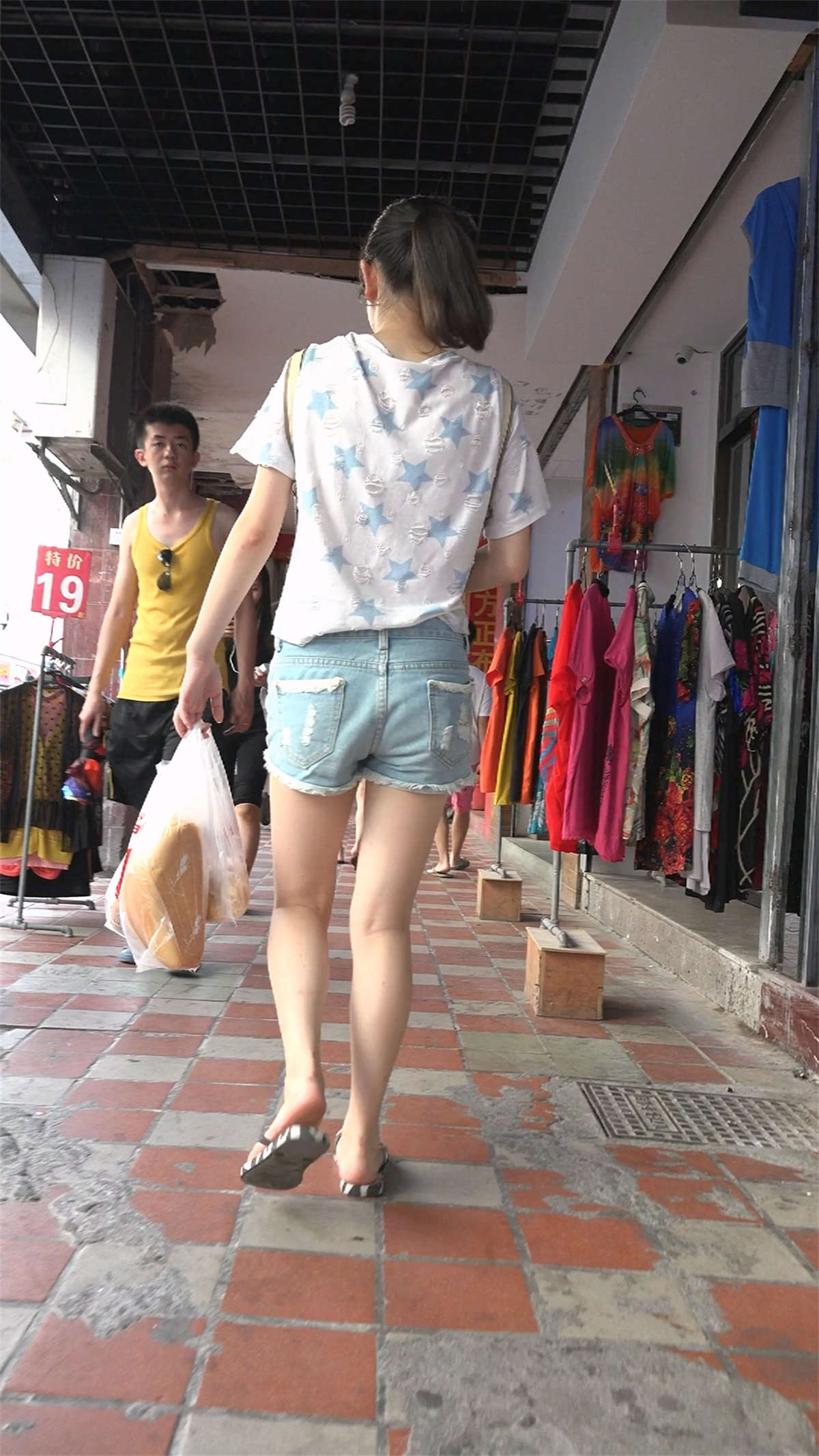 图片[2]-牛仔热裤细腿小妹-日更街拍