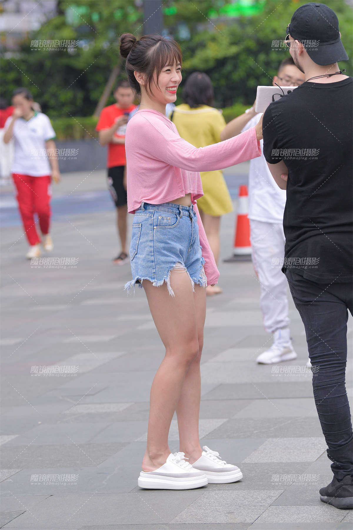 热裤大白腿，清甜美眉-日更街拍