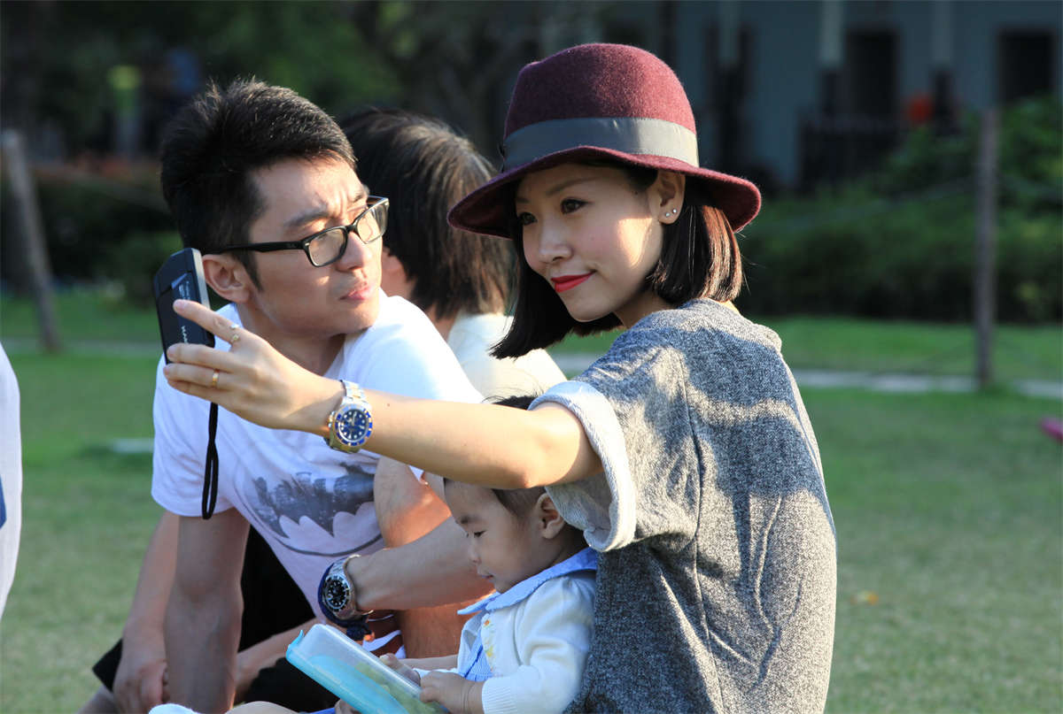 图片[2]-踏青公园街拍系列No.15 美艳少妇，十分美足，身边其他嫩足全是浮云-日更街拍