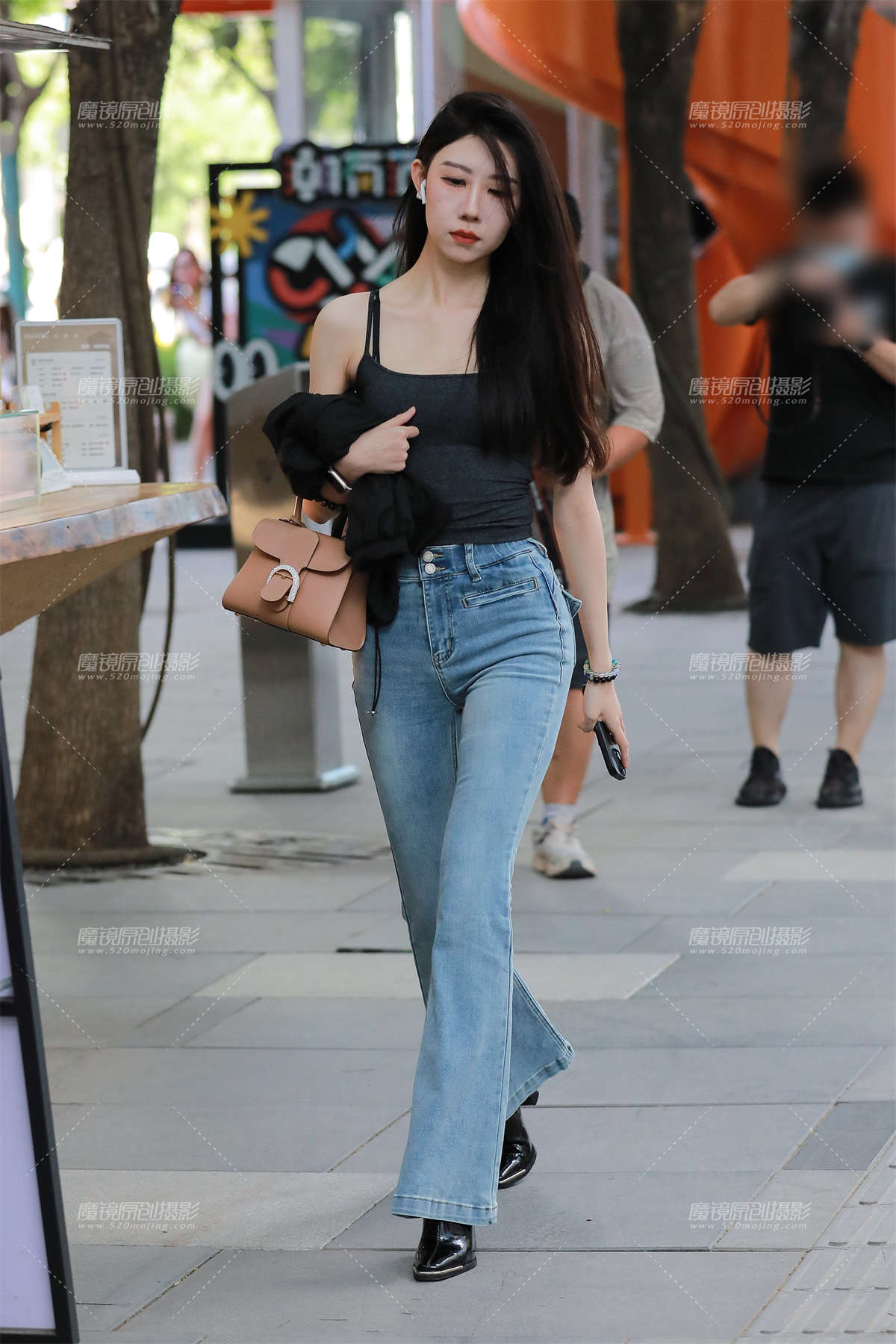 图片[2]-蓝色牛仔裤美女-日更街拍