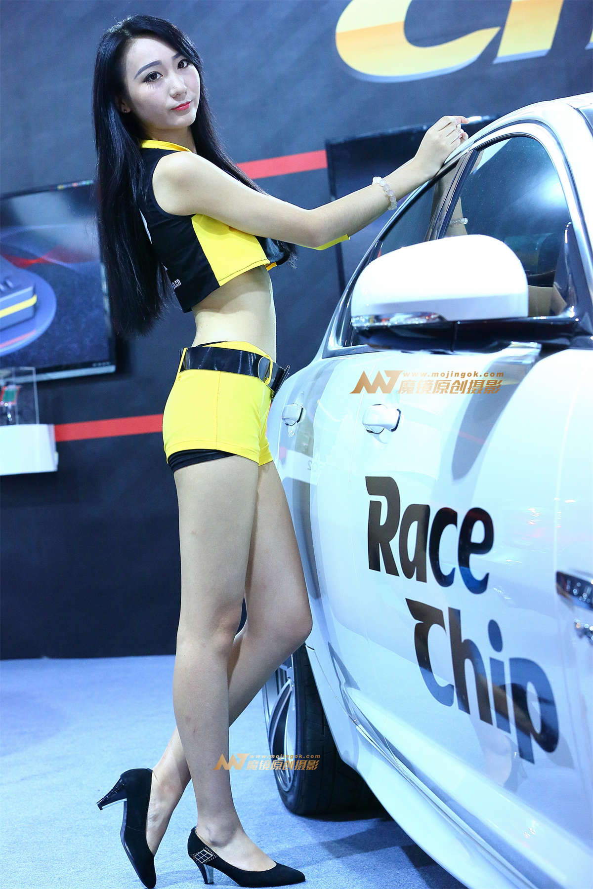 黄色紧身服车模-日更街拍