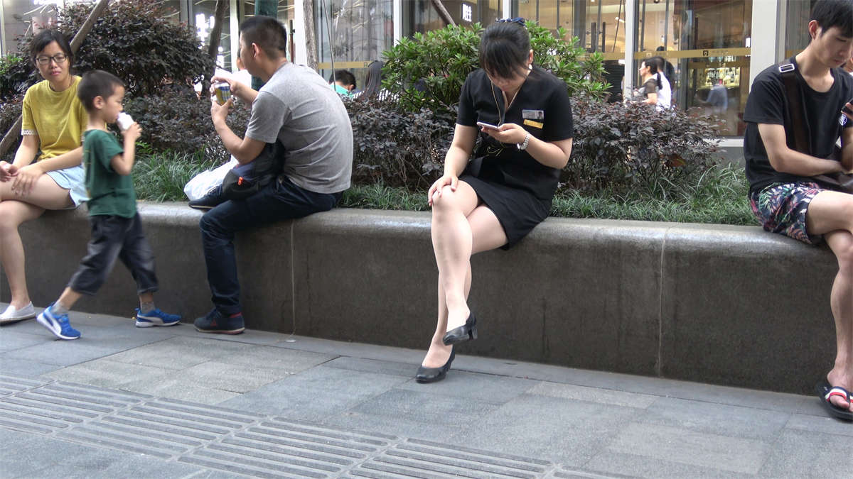 图片[2]-花圃边玩手机的制服街拍美女-日更街拍