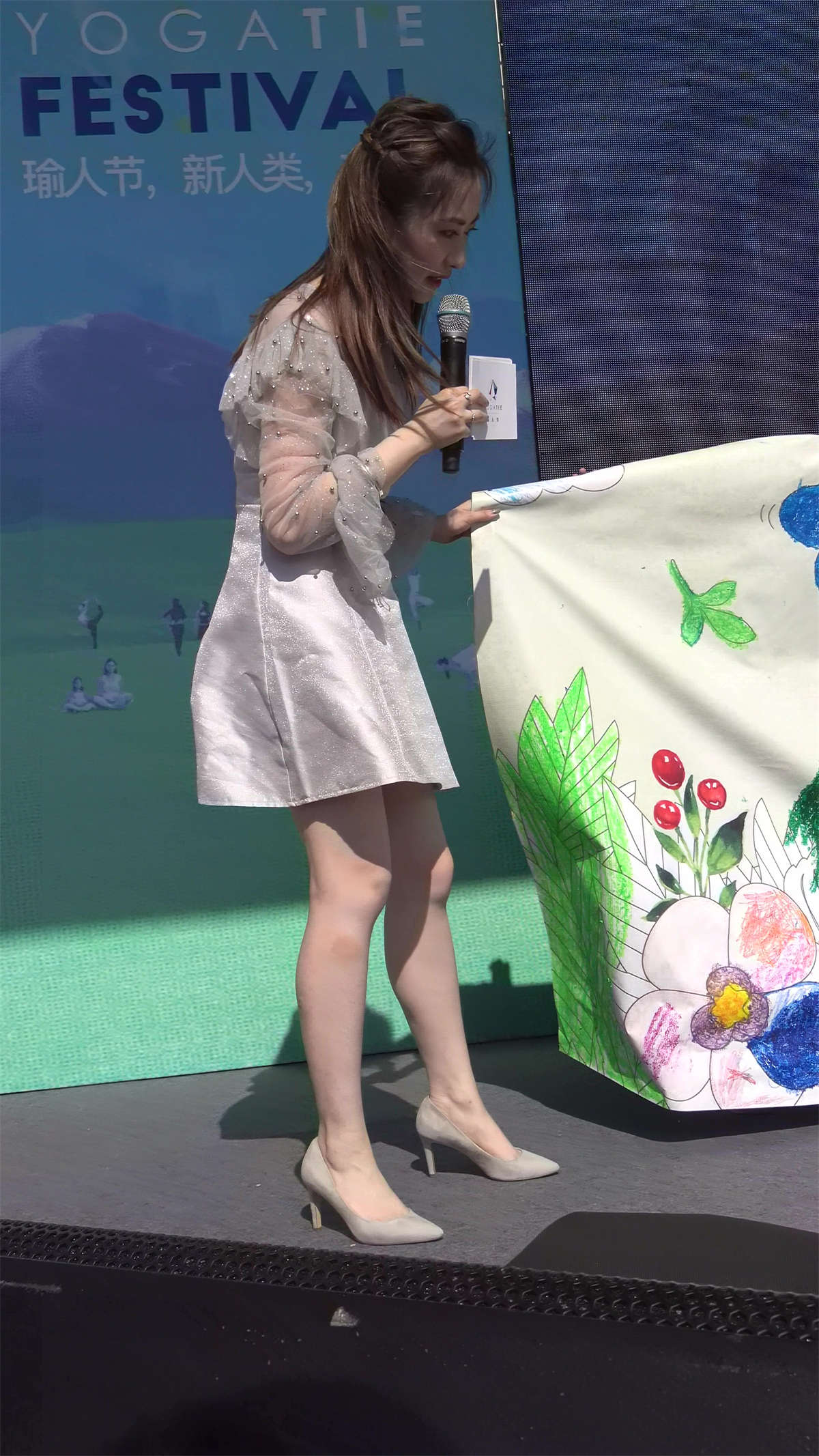 图片[2]-白色连衣裙街拍高跟鞋性感美女主持-日更街拍