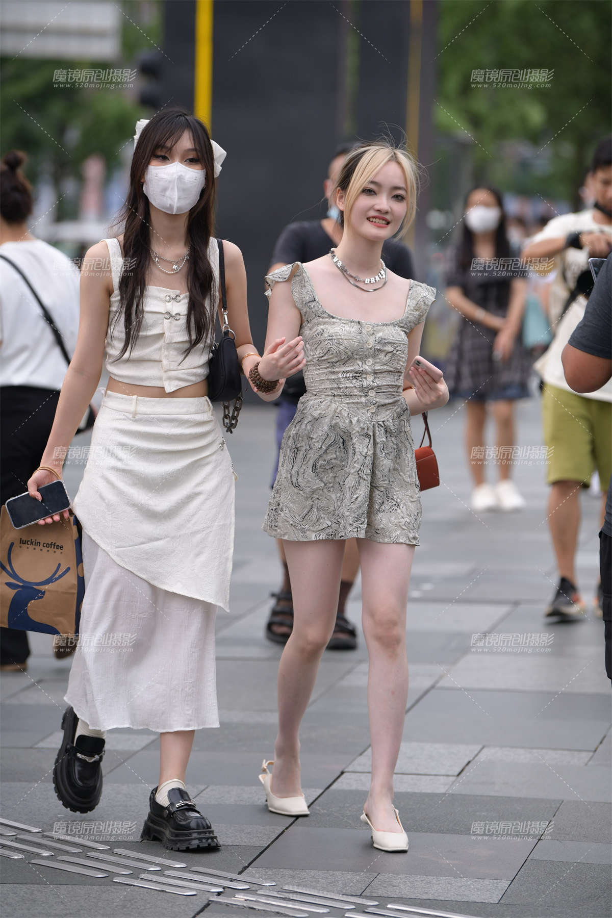 牛奶白皙美腿闺女-日更街拍