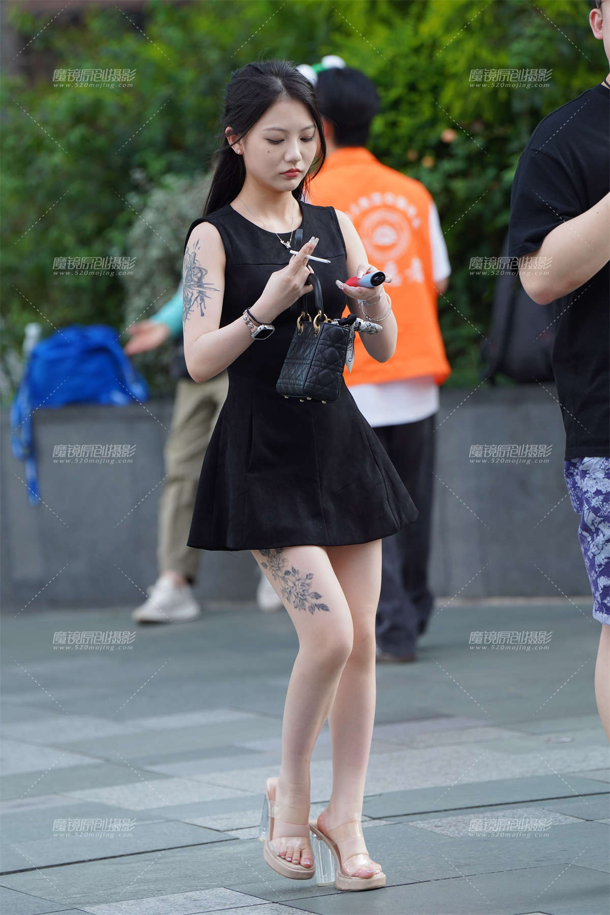 图片[2]-美腿小美眉-日更街拍