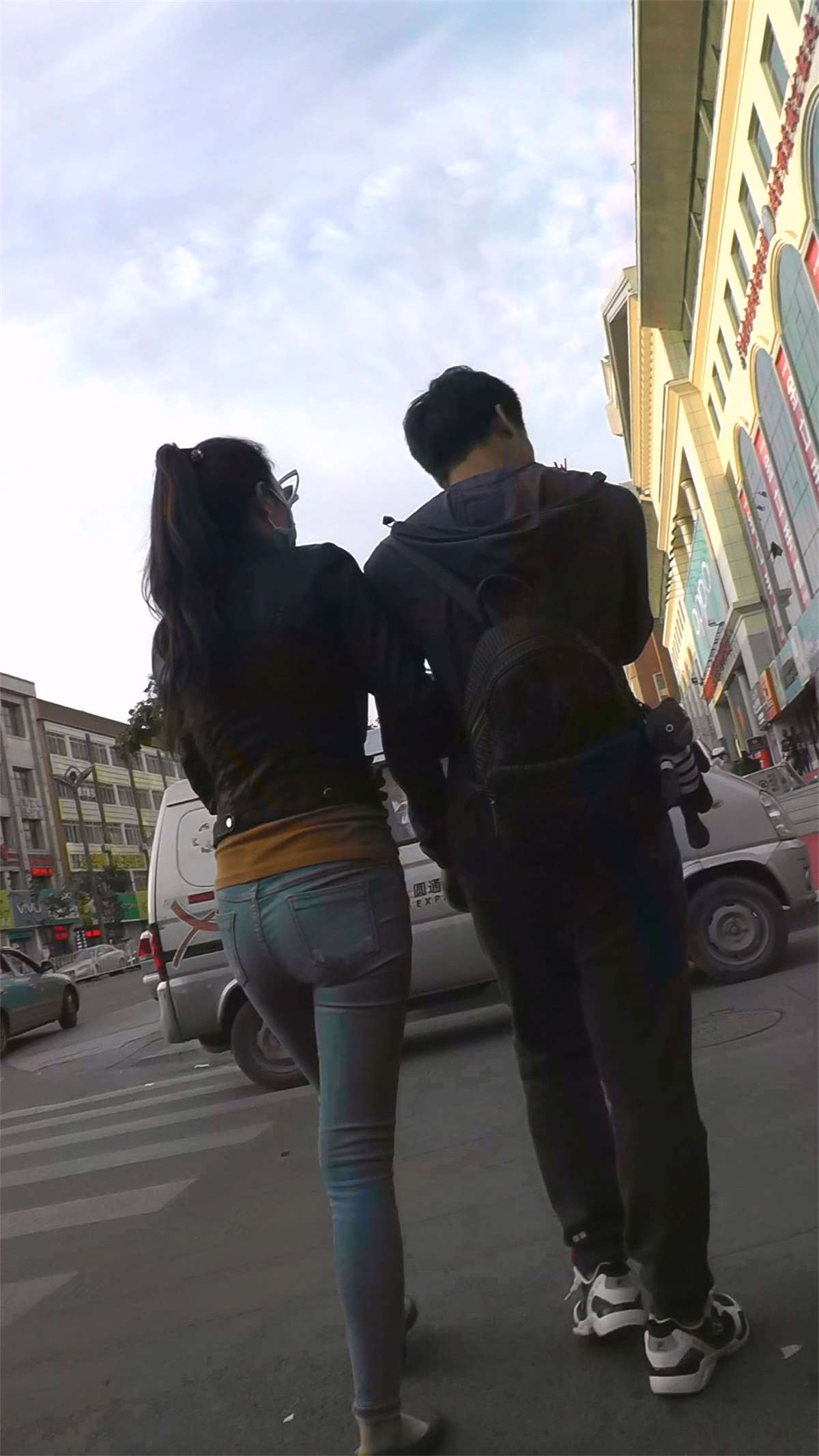 图片[2]-紧身蓝色牛仔裤气质美女-日更街拍