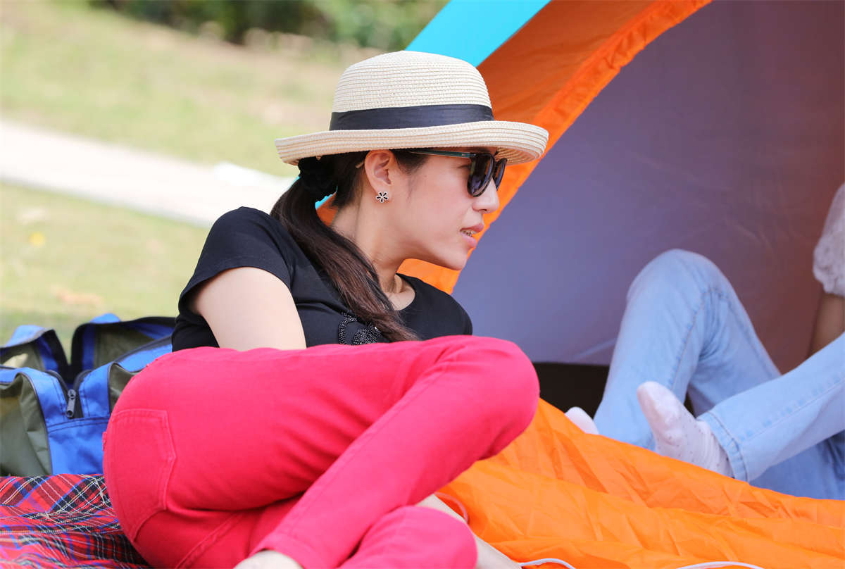 图片[2]-踏青公园街拍系列No.1347 气质高贵的美妇，一双玉足自然无瑕-日更街拍