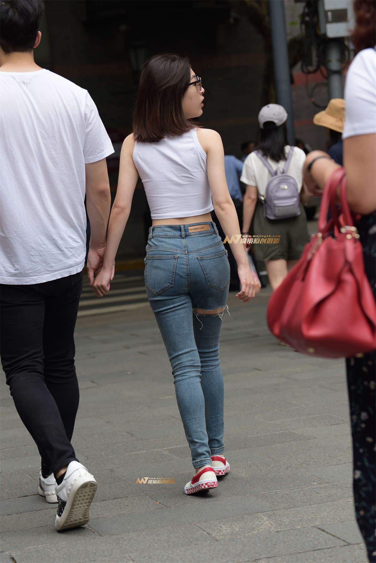 图片[2]-牛仔裤很紧，露脐装也不错-日更街拍