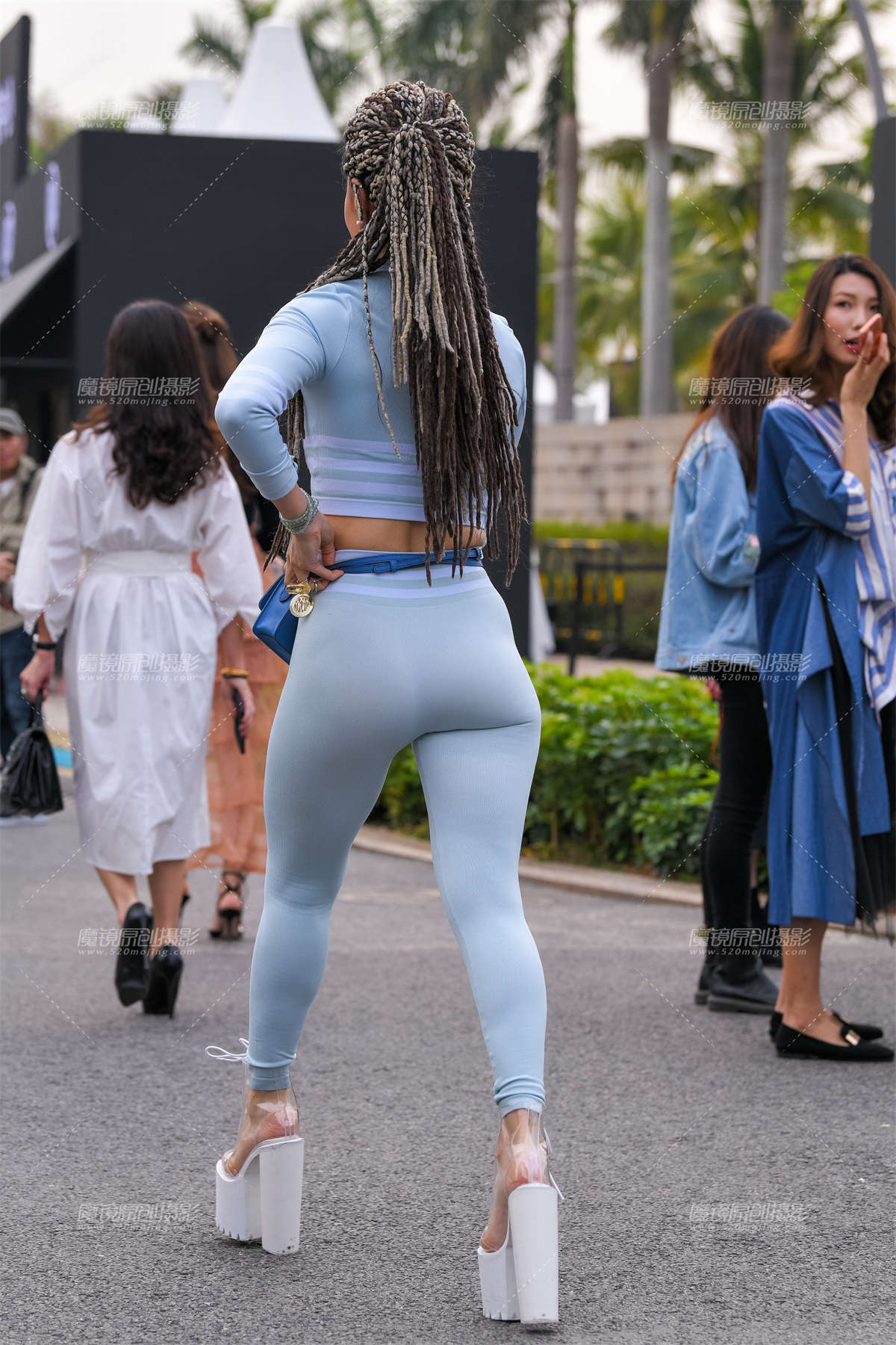 图片[2]-【久久赛帖】浅蓝色瑜伽裤翘臀-日更街拍