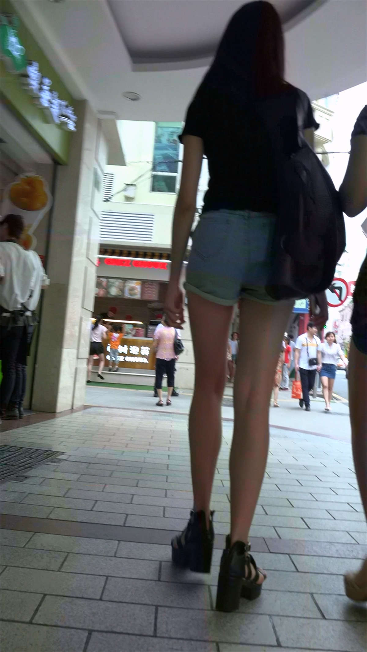 图片[2]-极品身材黑色毛衣高腰牛仔热裤美女-日更街拍