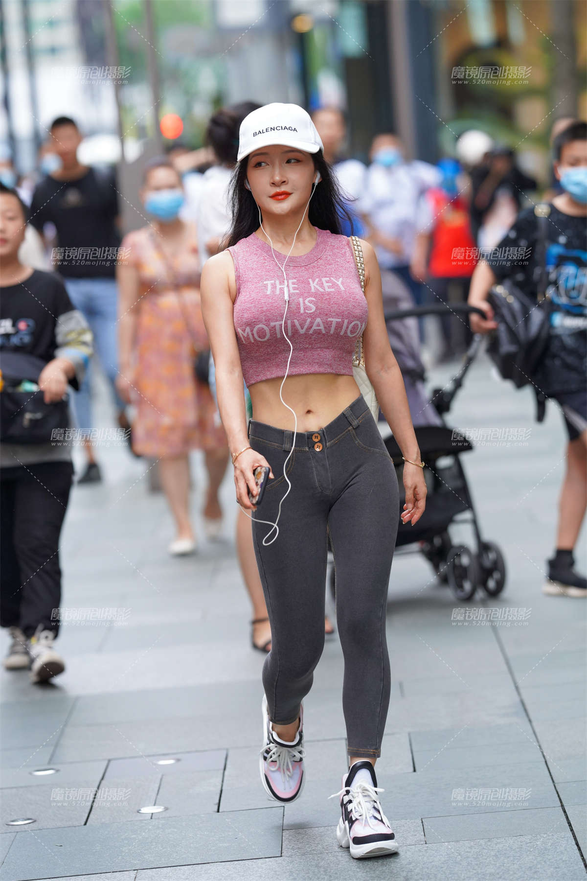 凹凸有致的紧牛小姐姐-日更街拍