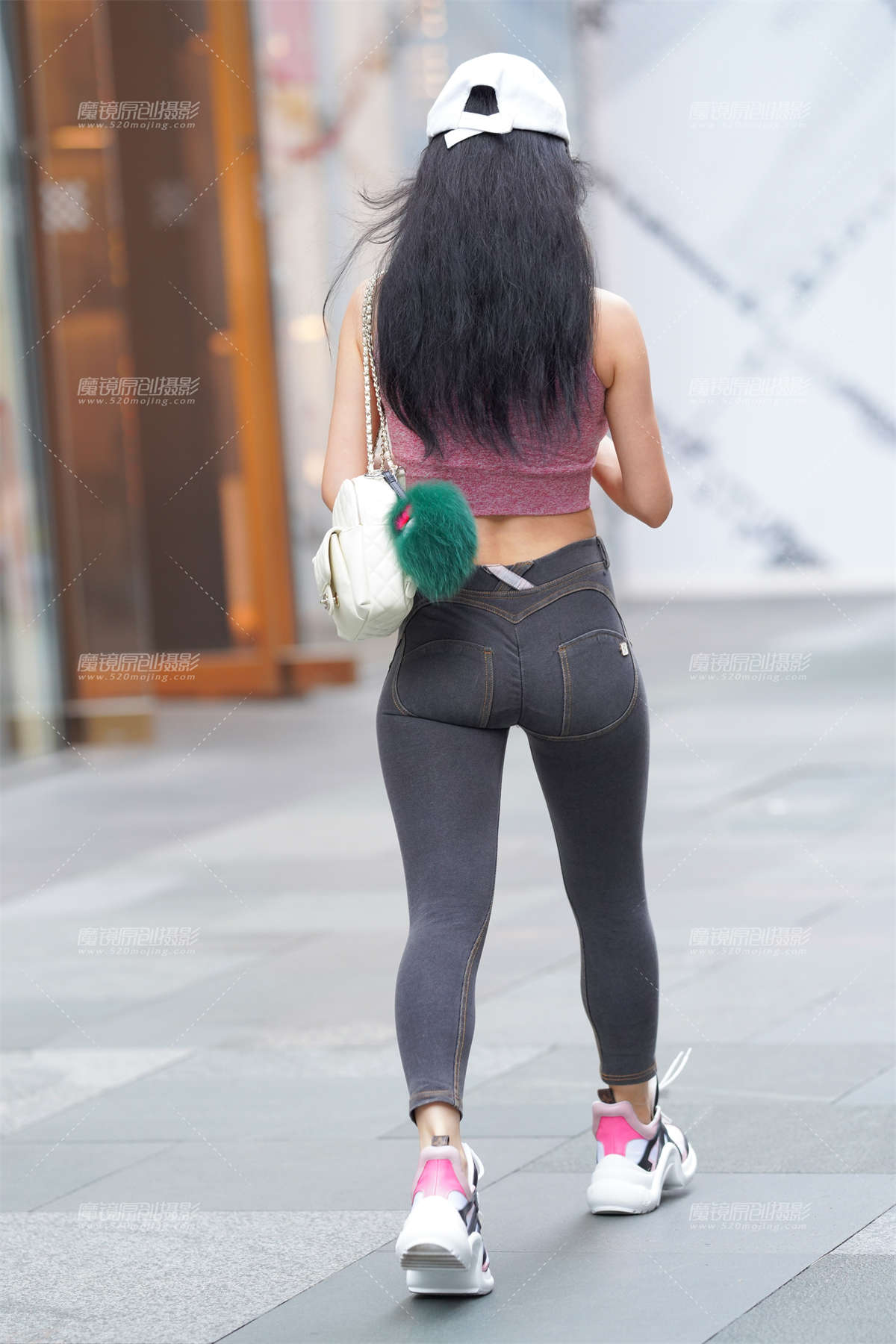 图片[2]-凹凸有致的紧牛小姐姐-日更街拍