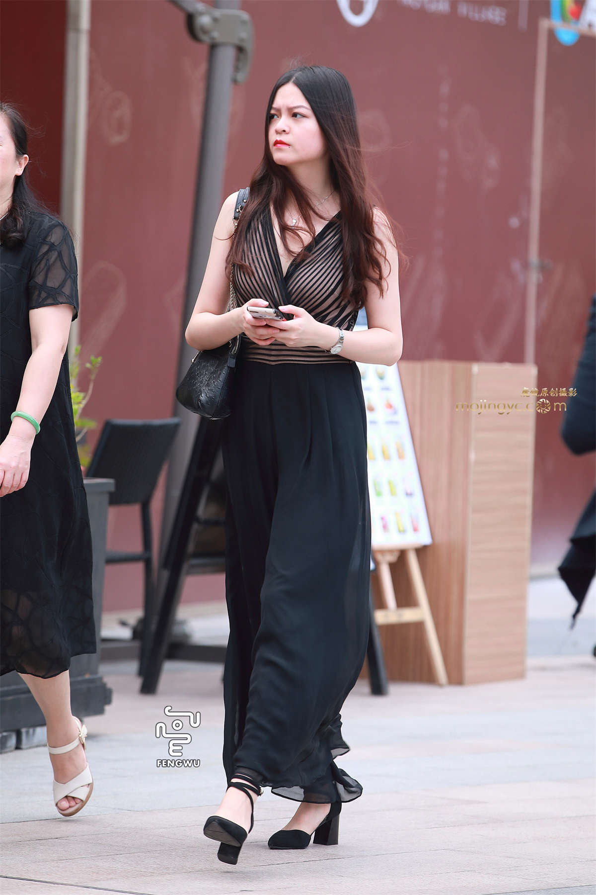 V领连衣裙，长发美女-日更街拍