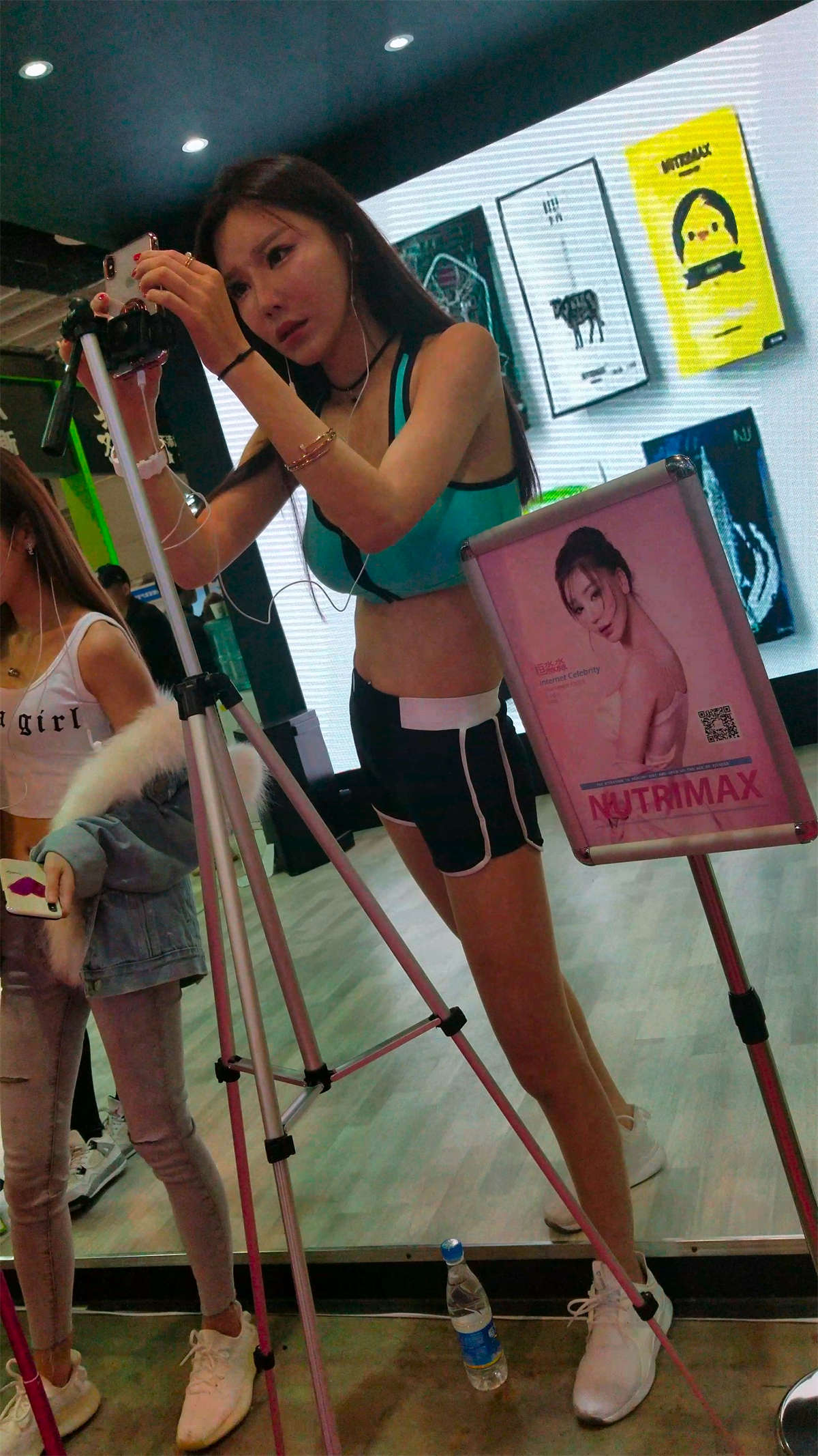 图片[2]-运动热裤性感大长腿丰满网红美女直播-日更街拍