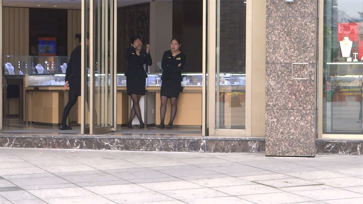 珠宝店里的黑丝售货员-日更街拍