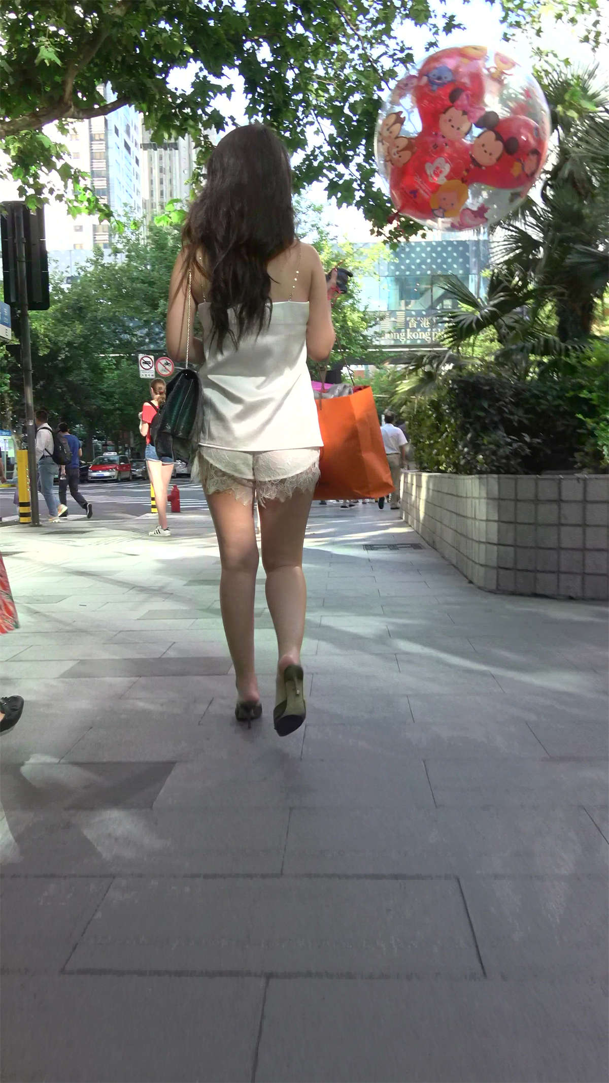 图片[2]-白衣短裤街拍美腿性感美女-日更街拍