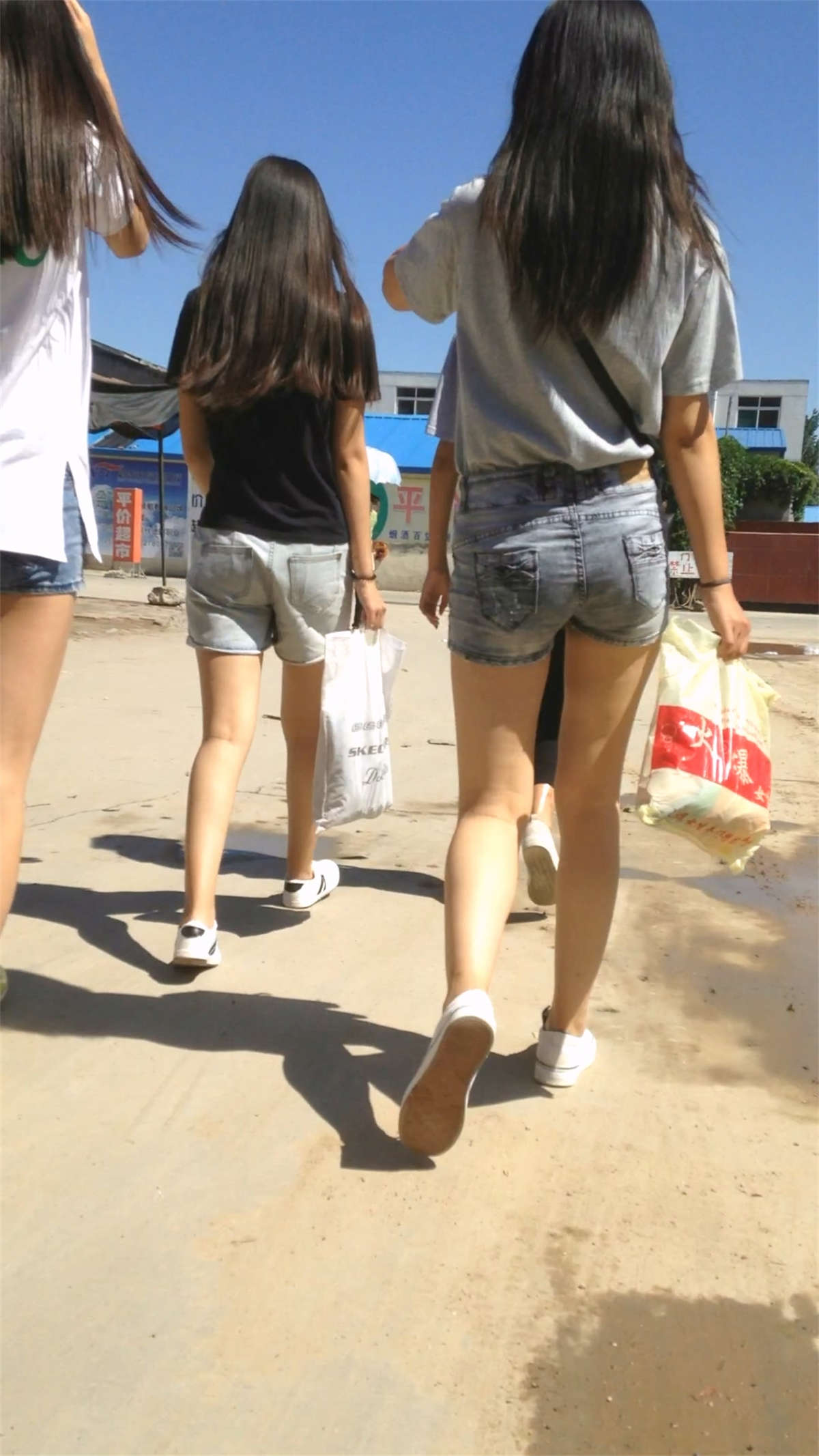 美腿热裤小清新学妹-日更街拍