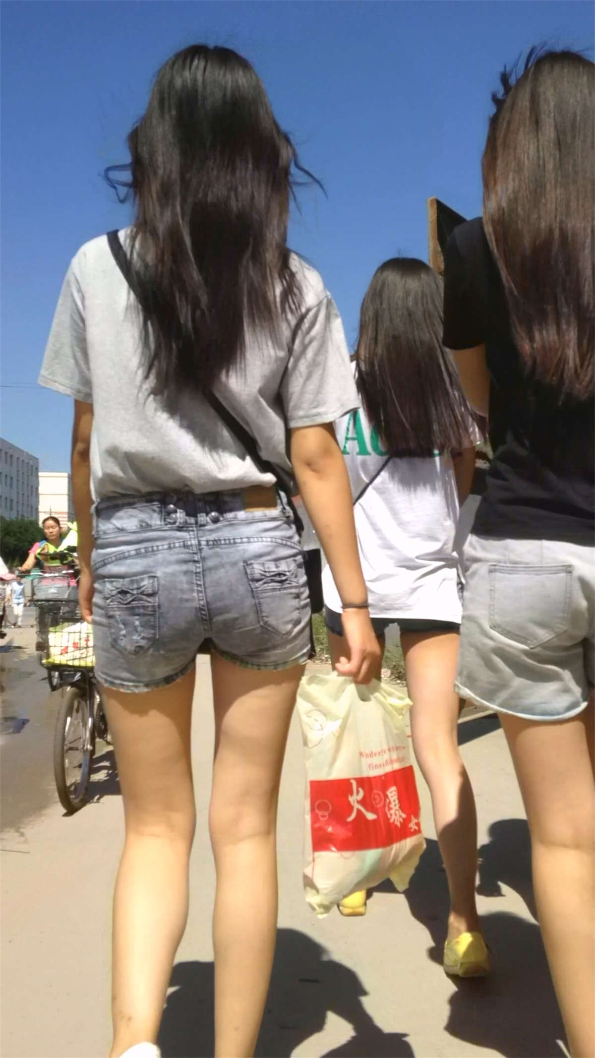 图片[2]-美腿热裤小清新学妹-日更街拍