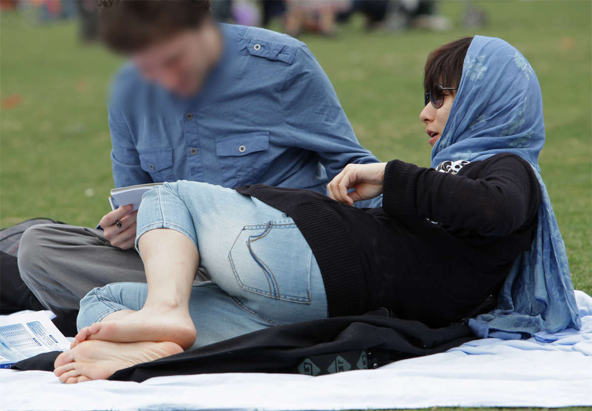 图片[2]-踏青公园街拍系列No.1372 包头巾的妩媚女孩，美脚露的也足够给力-日更街拍