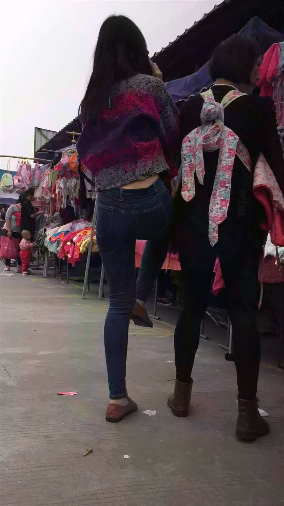 图片[2]-紧身蓝牛翘臀美女-日更街拍