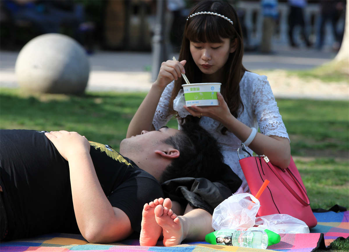 图片[2]-踏青公园街拍系列No.1348 清纯的少女，这脚露的也有些羞涩-日更街拍