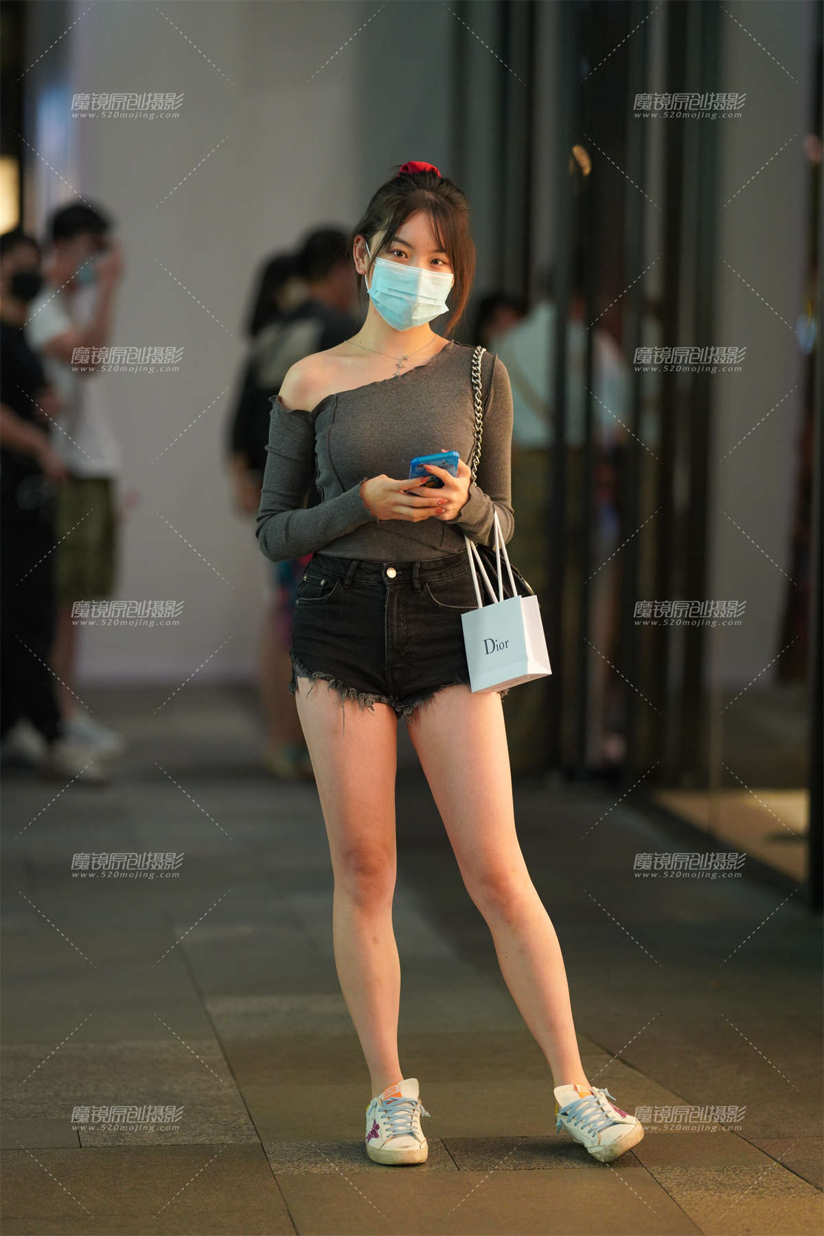 一个人逛街的热裤女孩-日更街拍