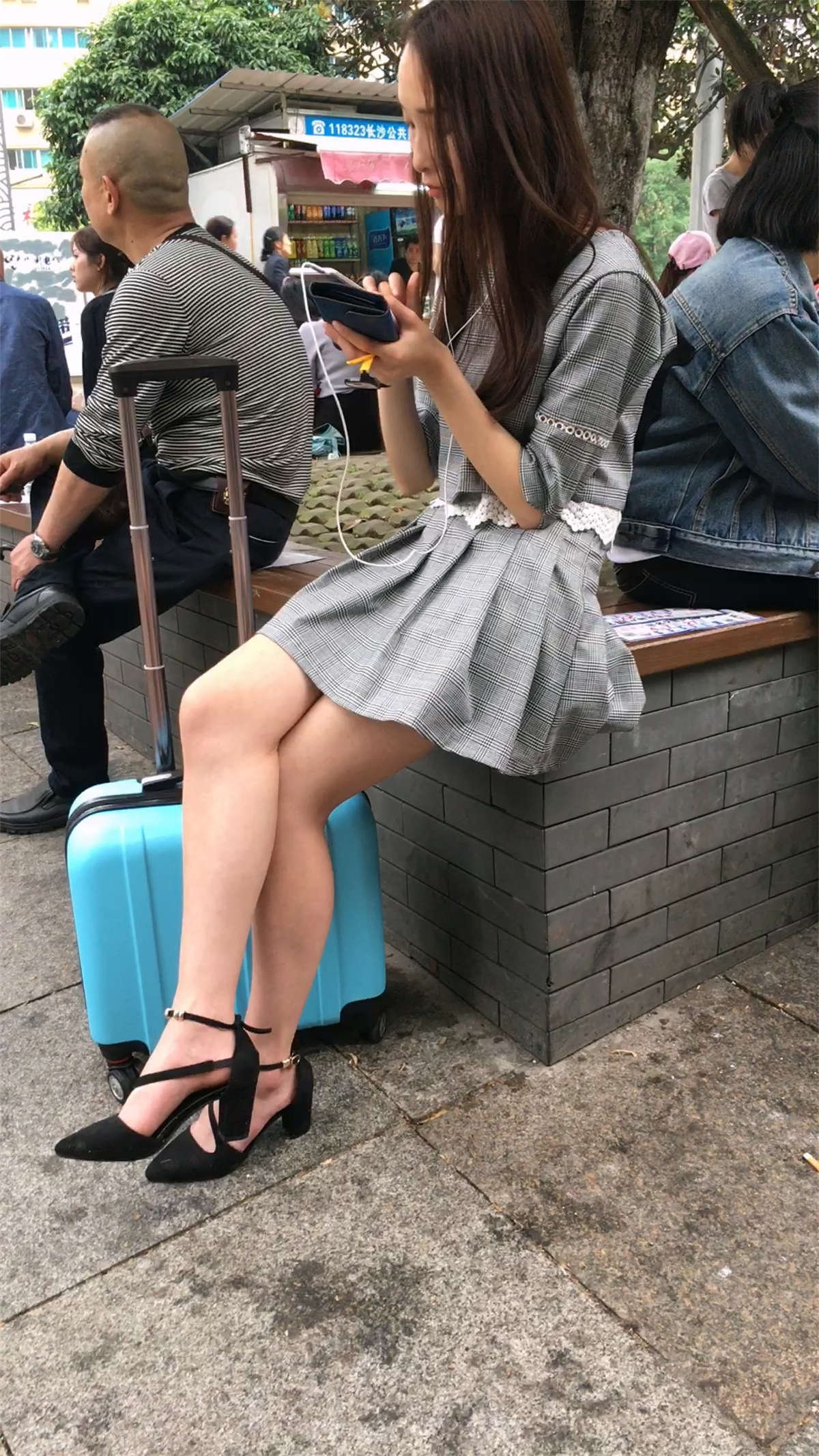 路边休息的高跟鞋美女-日更街拍