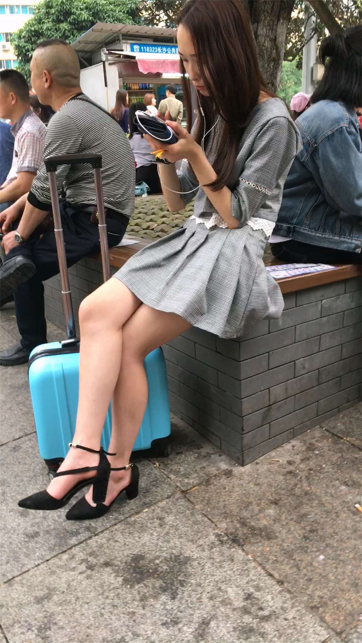 图片[2]-路边休息的高跟鞋美女-日更街拍