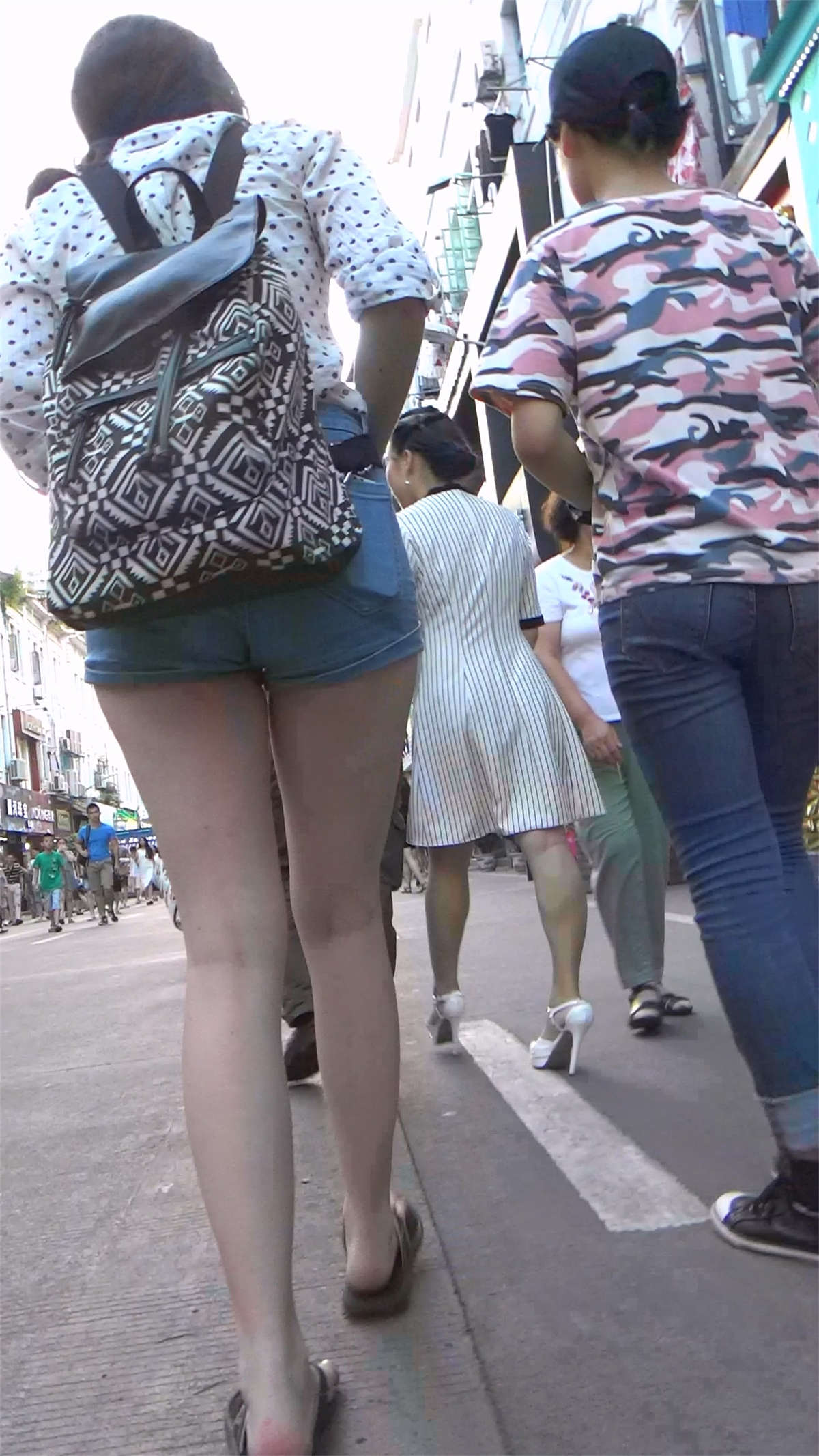 图片[2]-牛仔热裤街拍美腿背包小姐姐-日更街拍