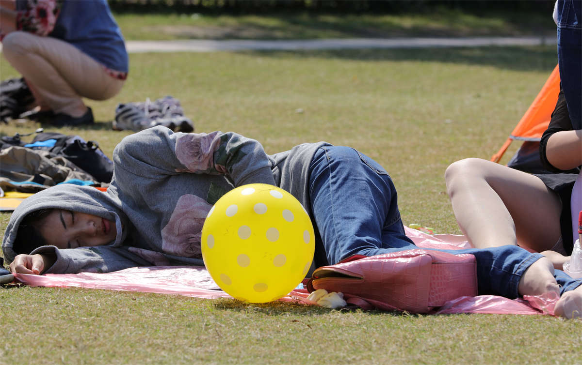 图片[2]-踏青公园街拍系列No.96 丝足赤脚溜草地的女神-日更街拍