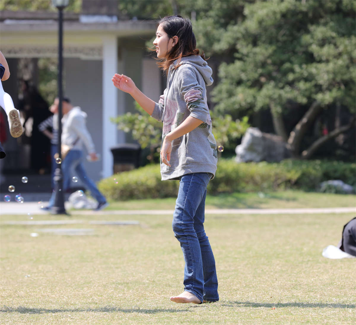 踏青公园街拍系列No.96 丝足赤脚溜草地的女神-日更街拍