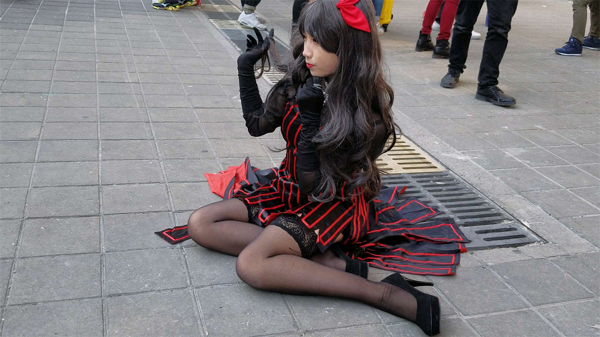 图片[2]-展会外拍的性感极品黑丝二次元cosplay少女-日更街拍