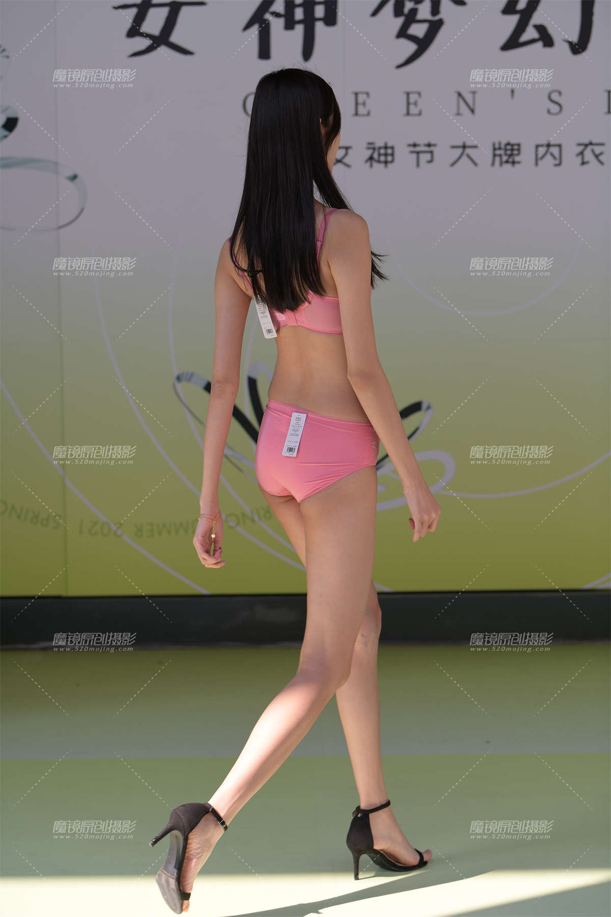 图片[2]-超长美腿的她，一模两套~-日更街拍