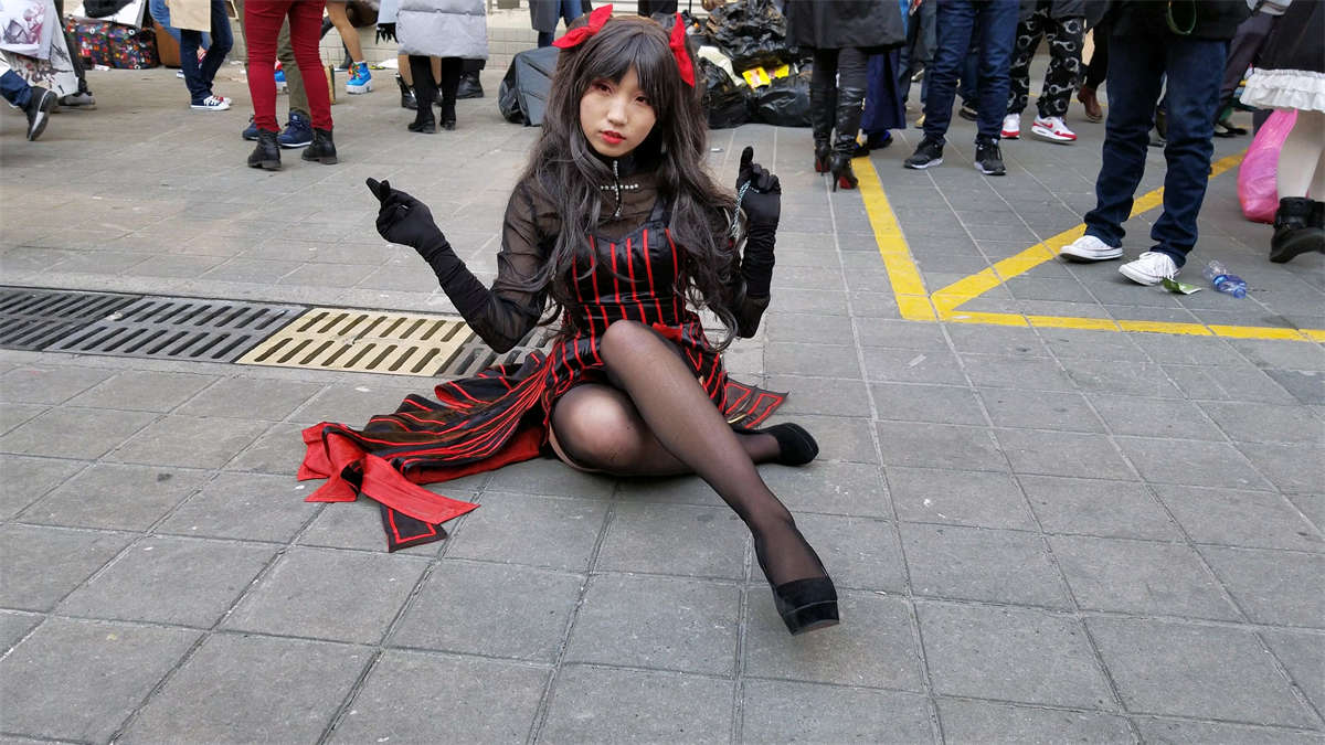 展会外拍的性感极品黑丝二次元cosplay少女-日更街拍