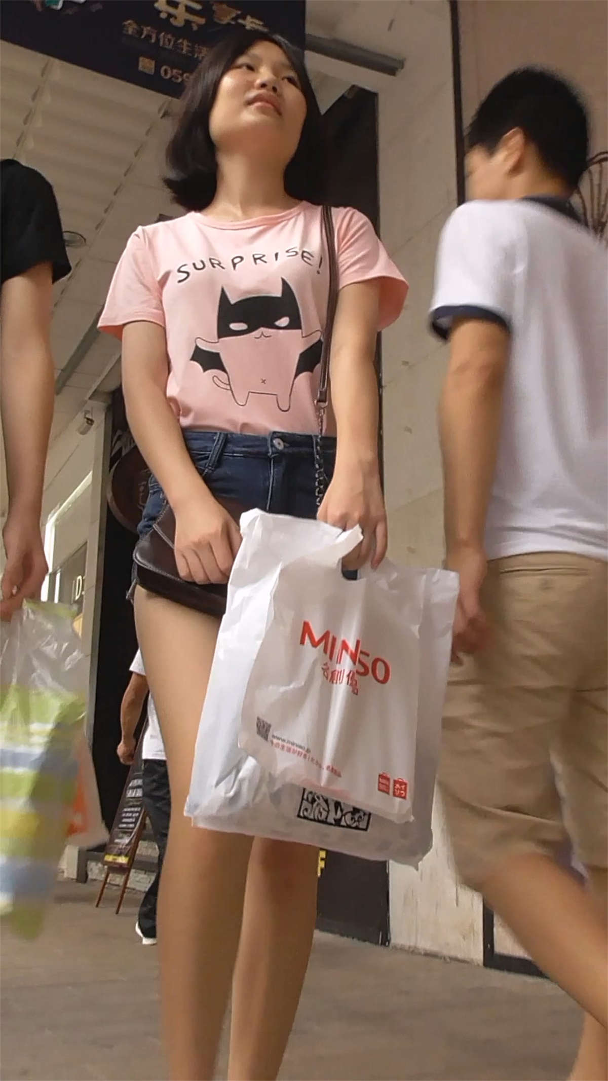 图片[2]-买东西的极品美眉-日更街拍