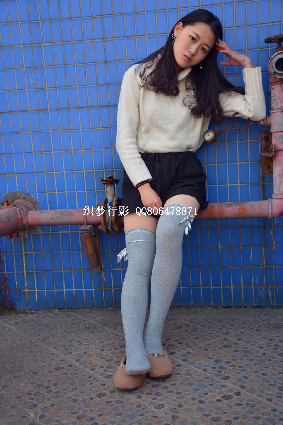图片[2]-织梦行影摄影作品 第045期 天台灰色高筒袜-日更街拍