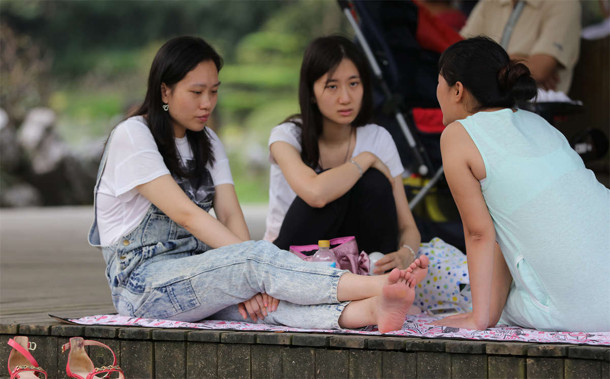 踏青公园街拍系列No.1349 漂亮女孩丝足动作再含蓄，也让一旁奔放的裸足沦为背景-日更街拍