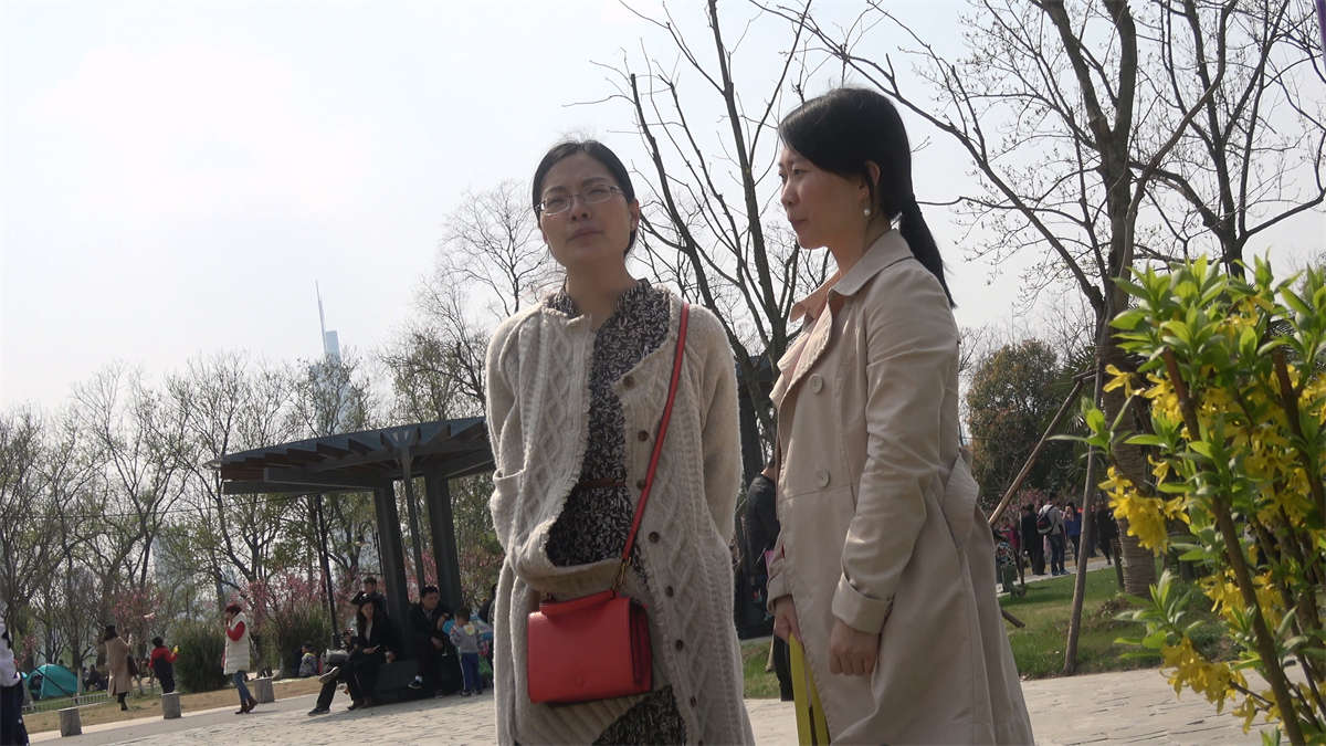 带着孩子逛公园的妈妈-日更街拍