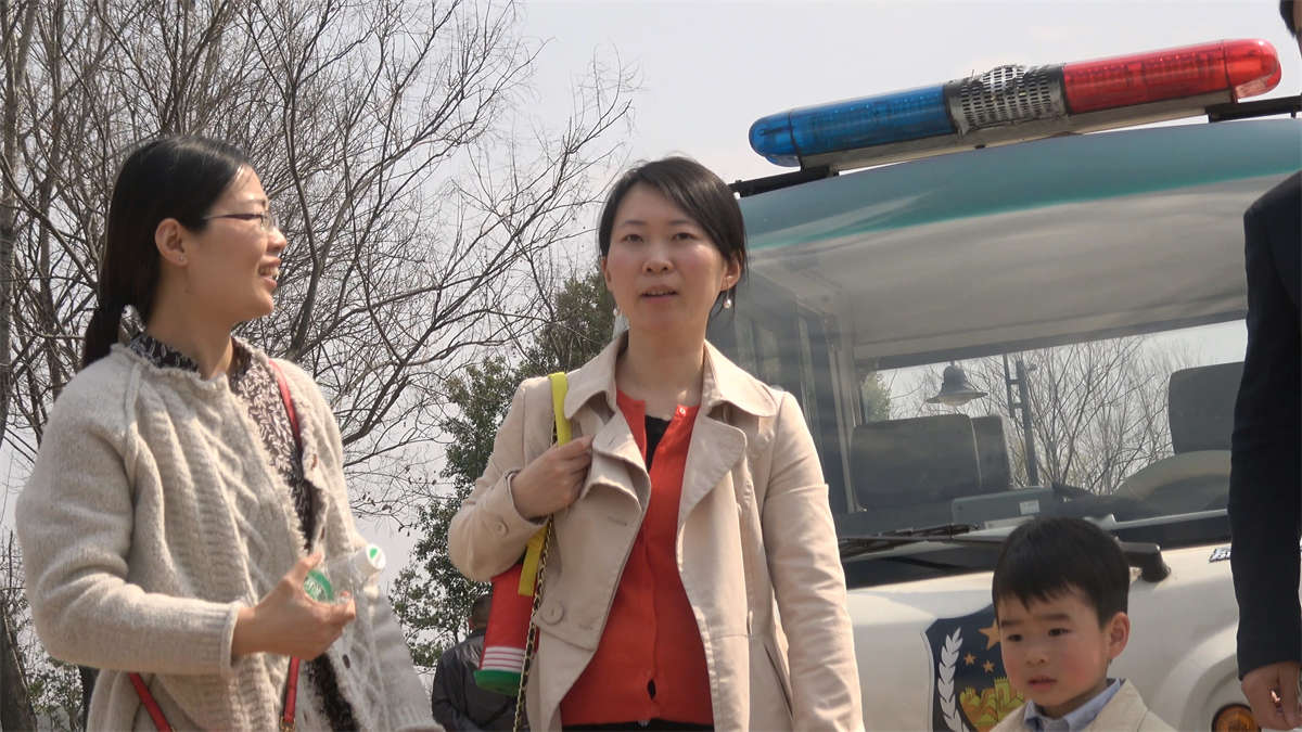 图片[2]-带着孩子逛公园的妈妈-日更街拍