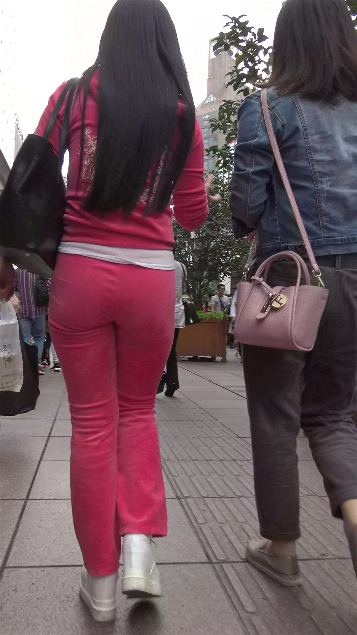 粉色运动套装知性街拍美女姐姐-日更街拍