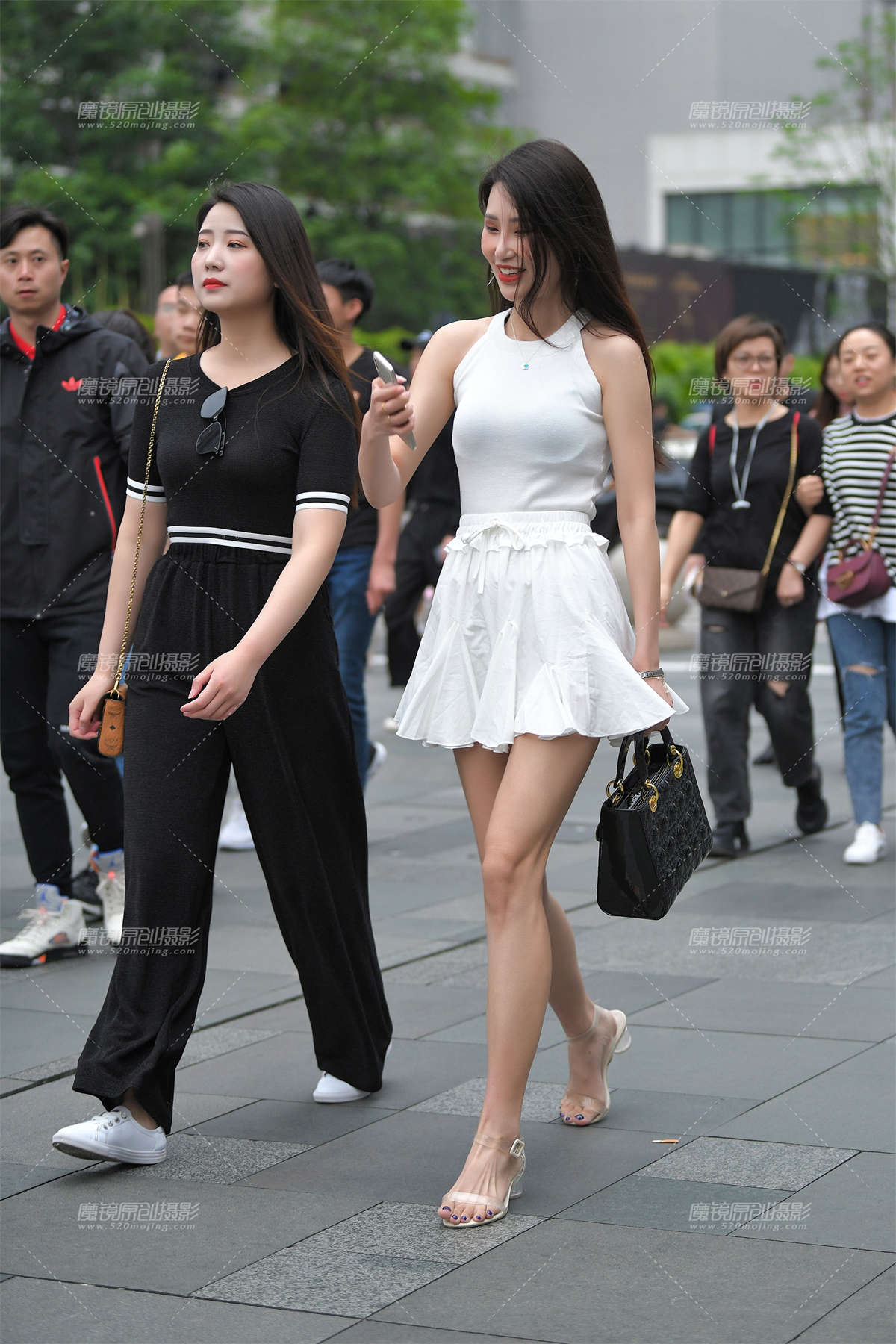 迎面走来，就像一道风景-日更街拍