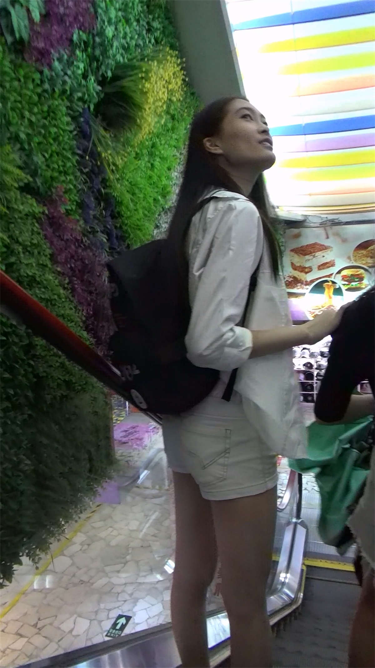 图片[2]-小清新白短热裤鸭舌帽小姐姐-日更街拍