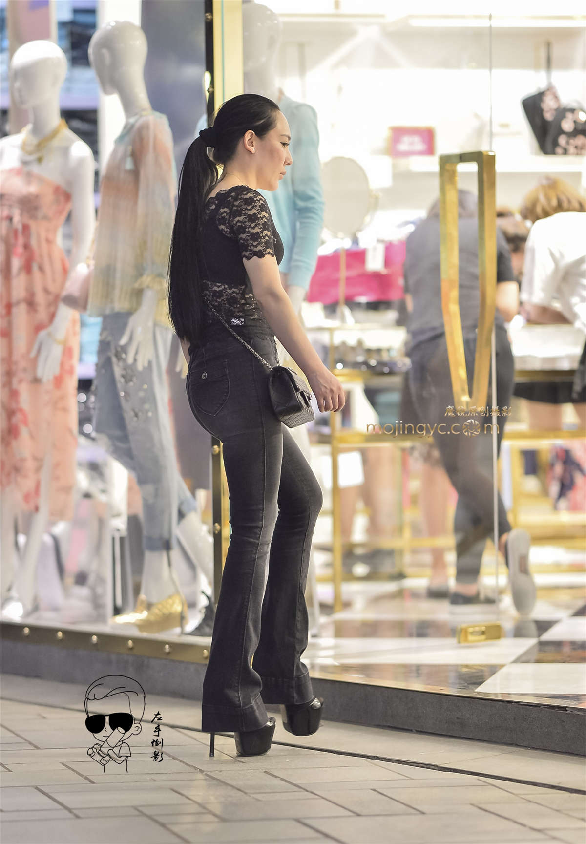 紧抱仔裤高跟鞋彰显长腿美臀{2017-5-19-12p}-日更街拍