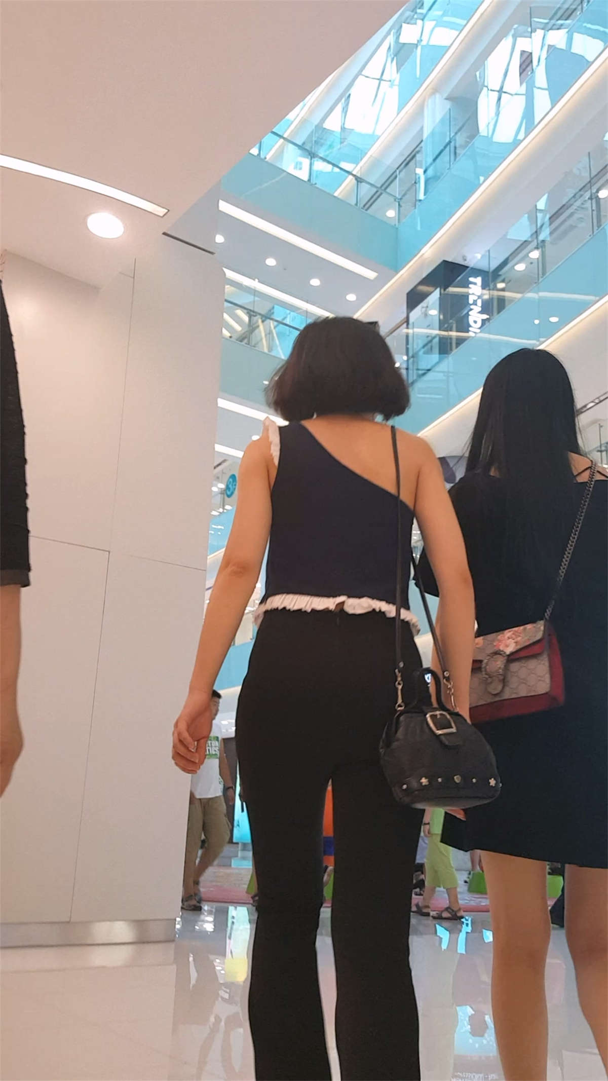图片[2]-买衣服的黑色紧身裤饱满圆润翘臀长腿美女-日更街拍
