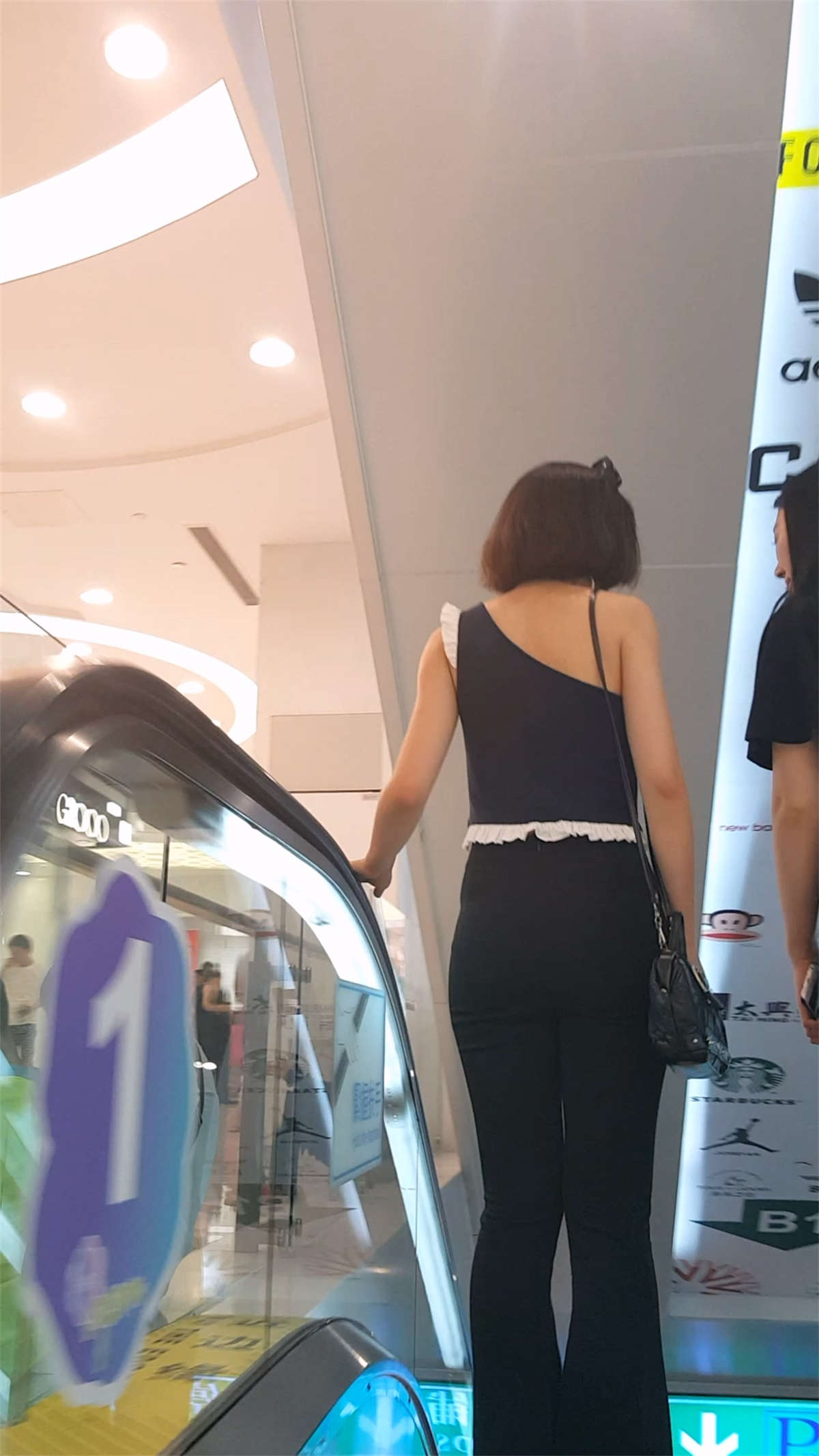 买衣服的黑色紧身裤饱满圆润翘臀长腿美女-日更街拍