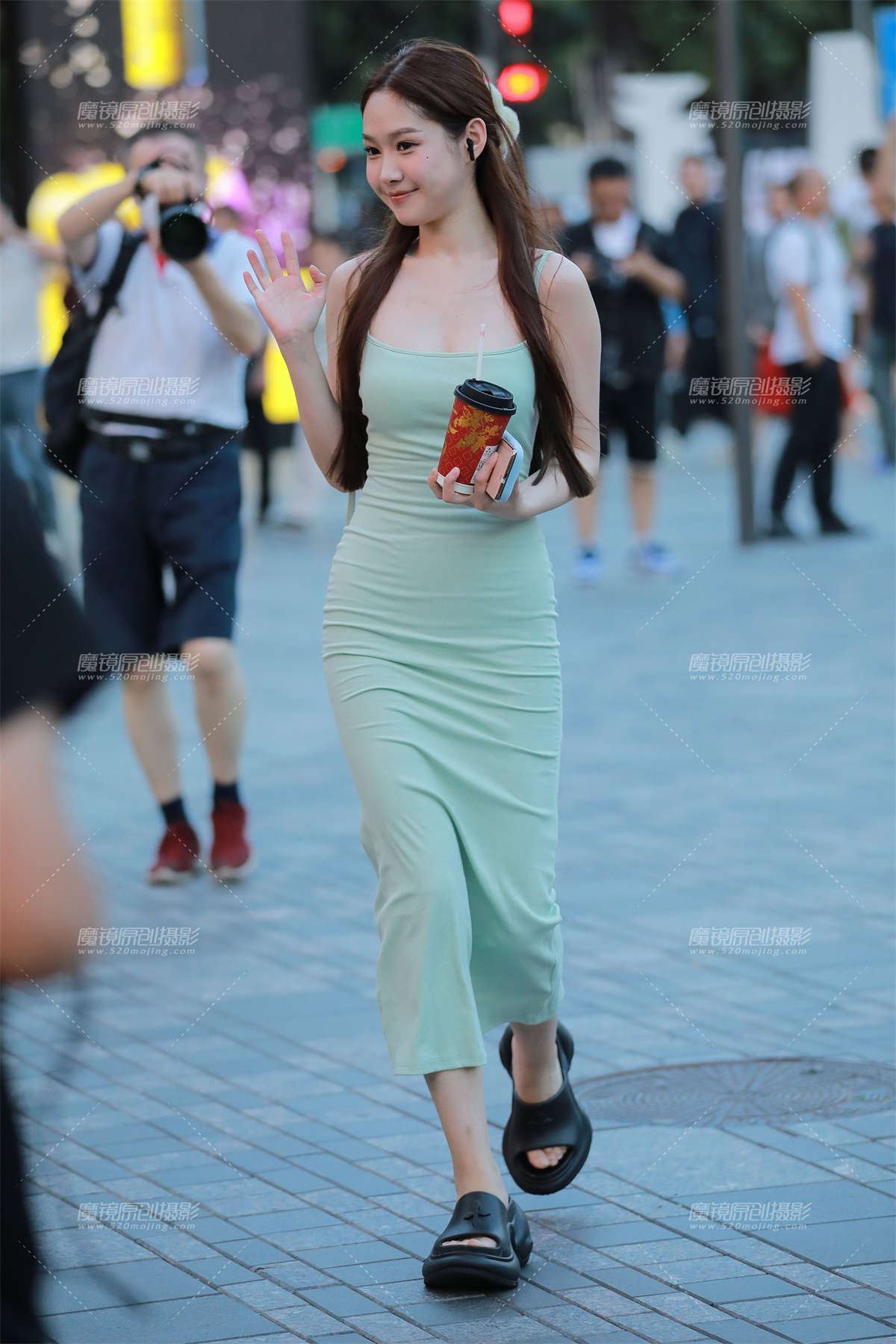 绿色包臀裙美女-日更街拍
