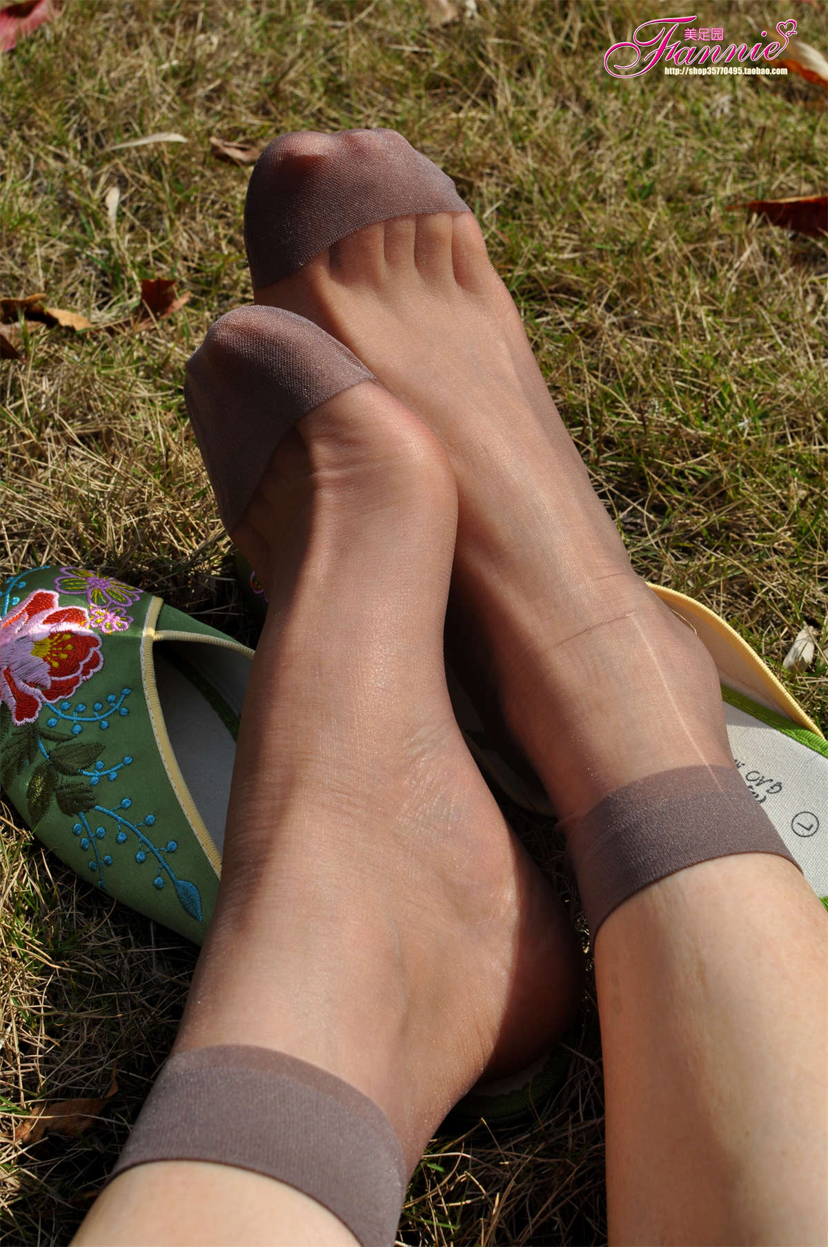 图片[2]-Fannie芬妮美足园NO.87 触摸阳光（绣花鞋灰丝）-日更街拍