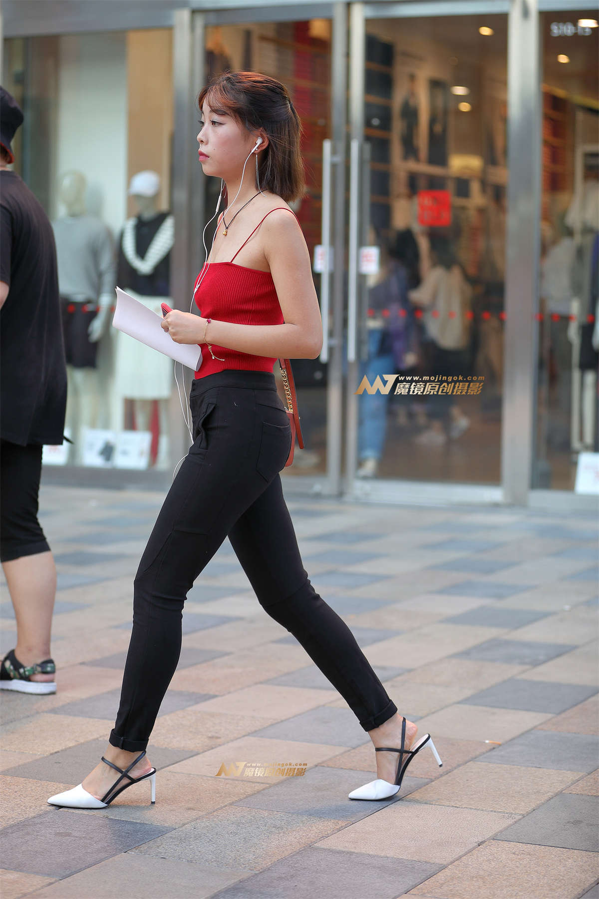 HONGSE小吊带，紧身休闲裤美眉-日更街拍